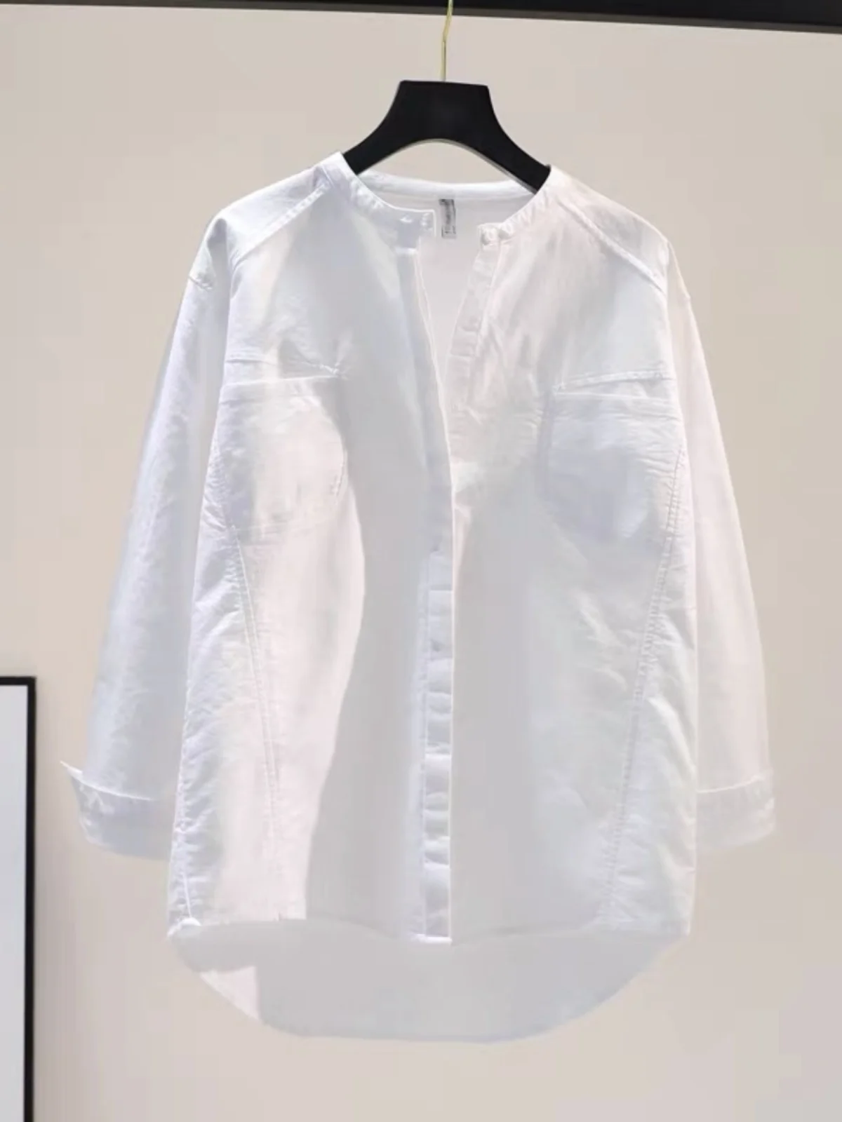 Luźna koszula damska z czystej bawełny, stójka, biała, luźny krój, moda damska, letnia, długa, zapinana na guziki.