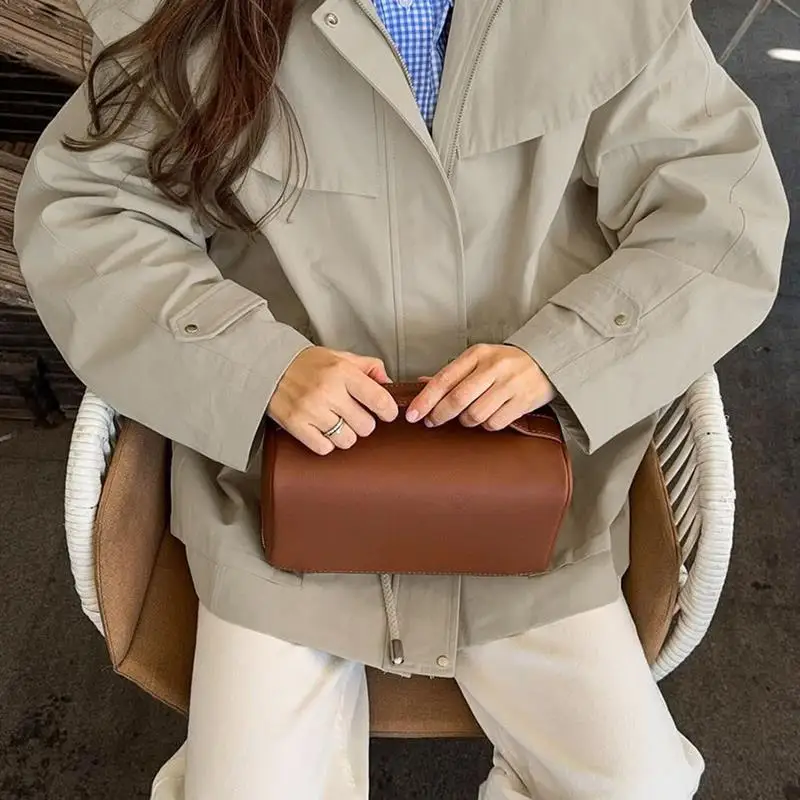 

Французские кейп-коты (пальто) для мужчин, осень-зима 2025, молодежные, с пэчворком, из полиэстера, для повседневной носки, с воротником-бомбер, средней длины