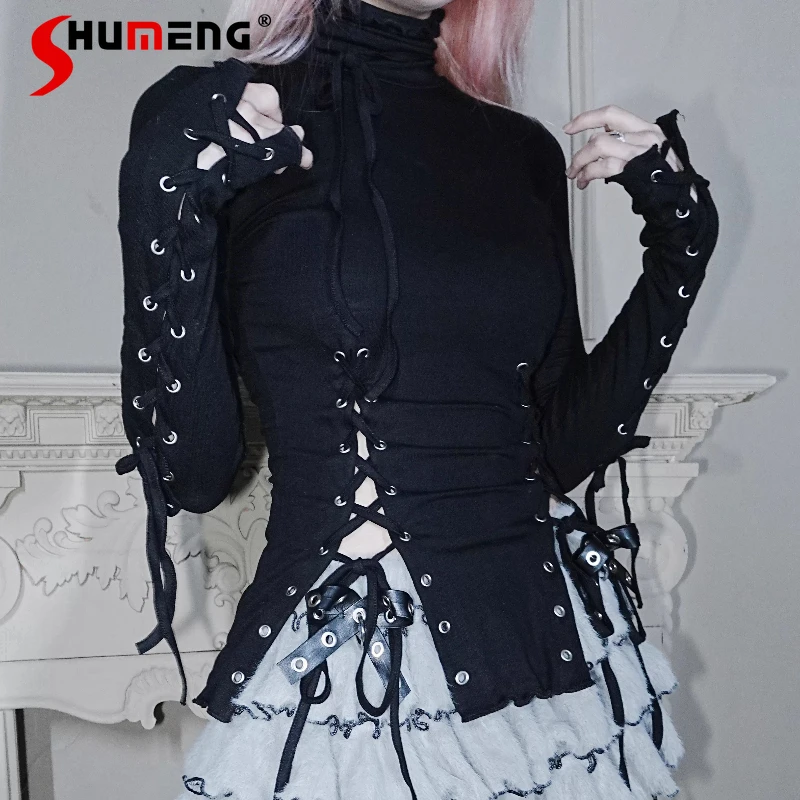 Czarno-biała, perforowana, sznurowana, dopasowana bluzka z wysokim dekoltem, koszulka bazowa, falbanki na brzegach, lekko prześwitująca, wysoce elastyczna dzianina.