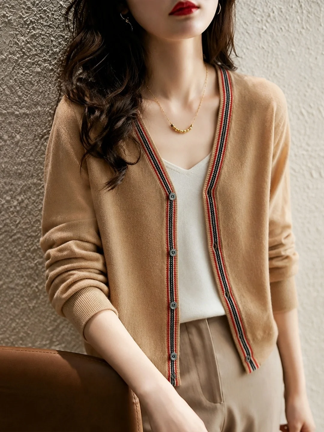 Fall 2026 New Arrival Women's Knitwear Single Button Long Sleeve V-Neck Top Age-Defying Design Sensation Color Collision