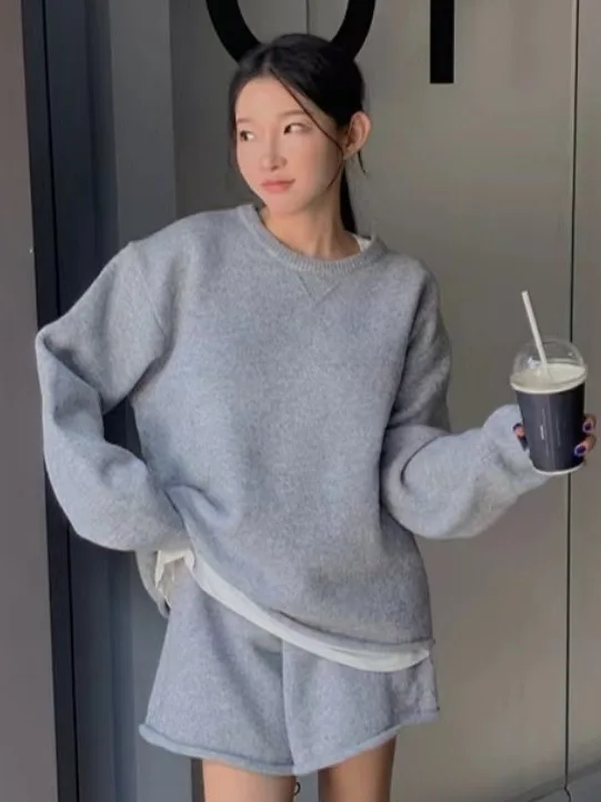 

Зимний комплект 2025: Женский свободный вязаный свитер с длинными рукавами и широкие шорты – удобный, универсальный повседневный образ