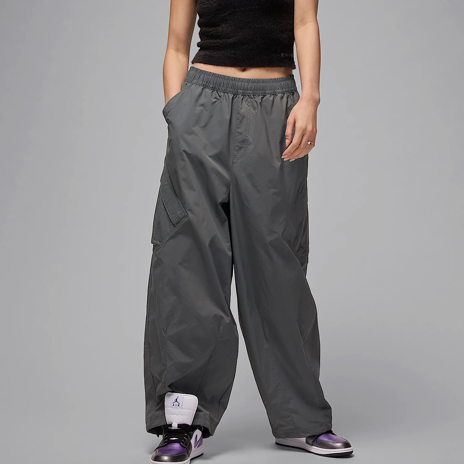 

Оригинальные женские водоотталкивающие свободные спортивные брюки-парашюты Nike JORDAN HM6145-068