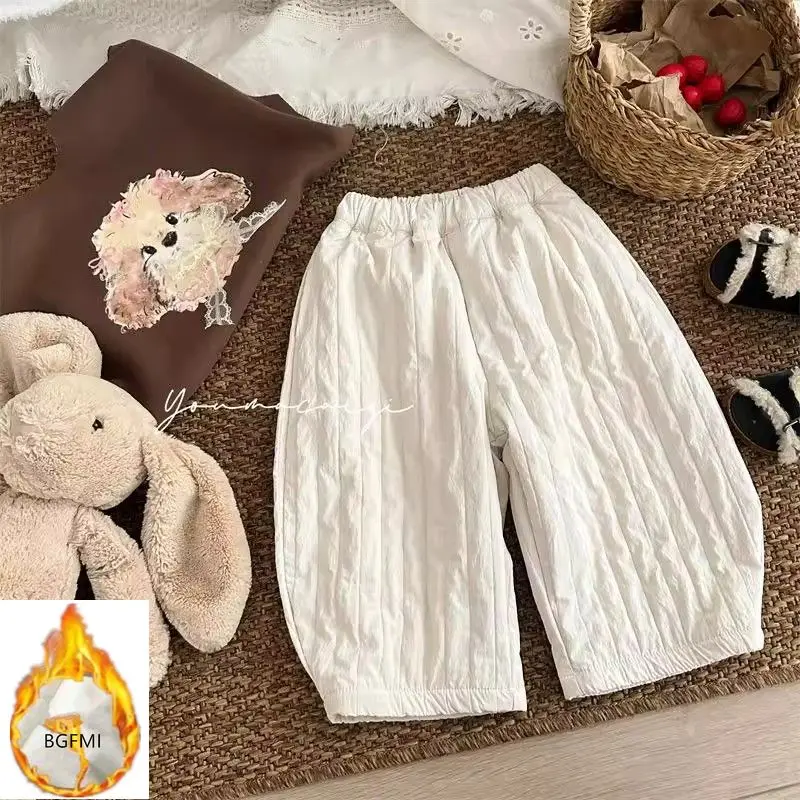 2025 pantalones de zanahoria de terciopelo de rayas verticales Beige para niños y niñas de invierno, pantalones de esquí curvos sueltos de tela de doble capa para niños y bebés