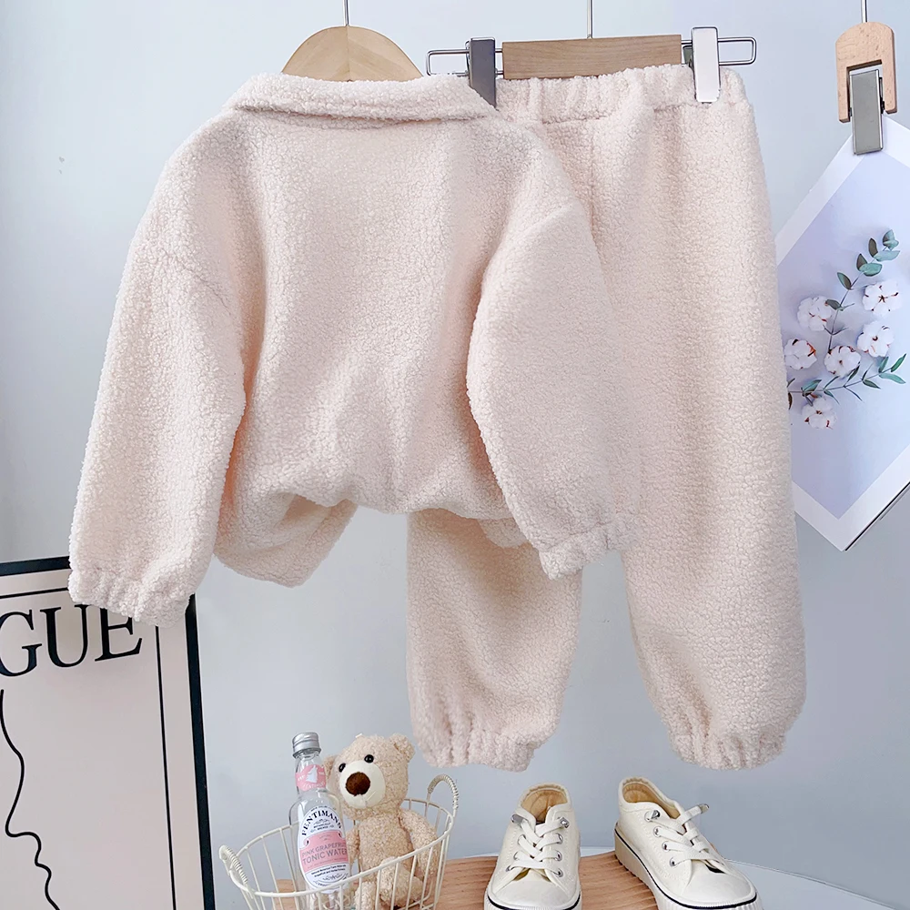 3-7 Jahre Alte Mädchen Herbst- und Winterkleidung, Warme Rosa Plüschjacke mit Hohem Kragen und C-Buchstaben-Design + Hose, Modisches Zweiteiler-Set für Kinder – Detail 3
