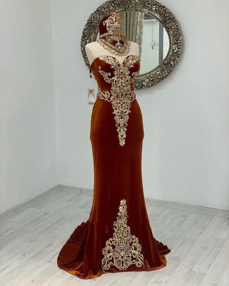 Moroccan Caftan For Weddings 2023 Brown Velvet Evening Dresses Gold Lace Applique Kaftan Prom Gowns with Long Cape Wrap