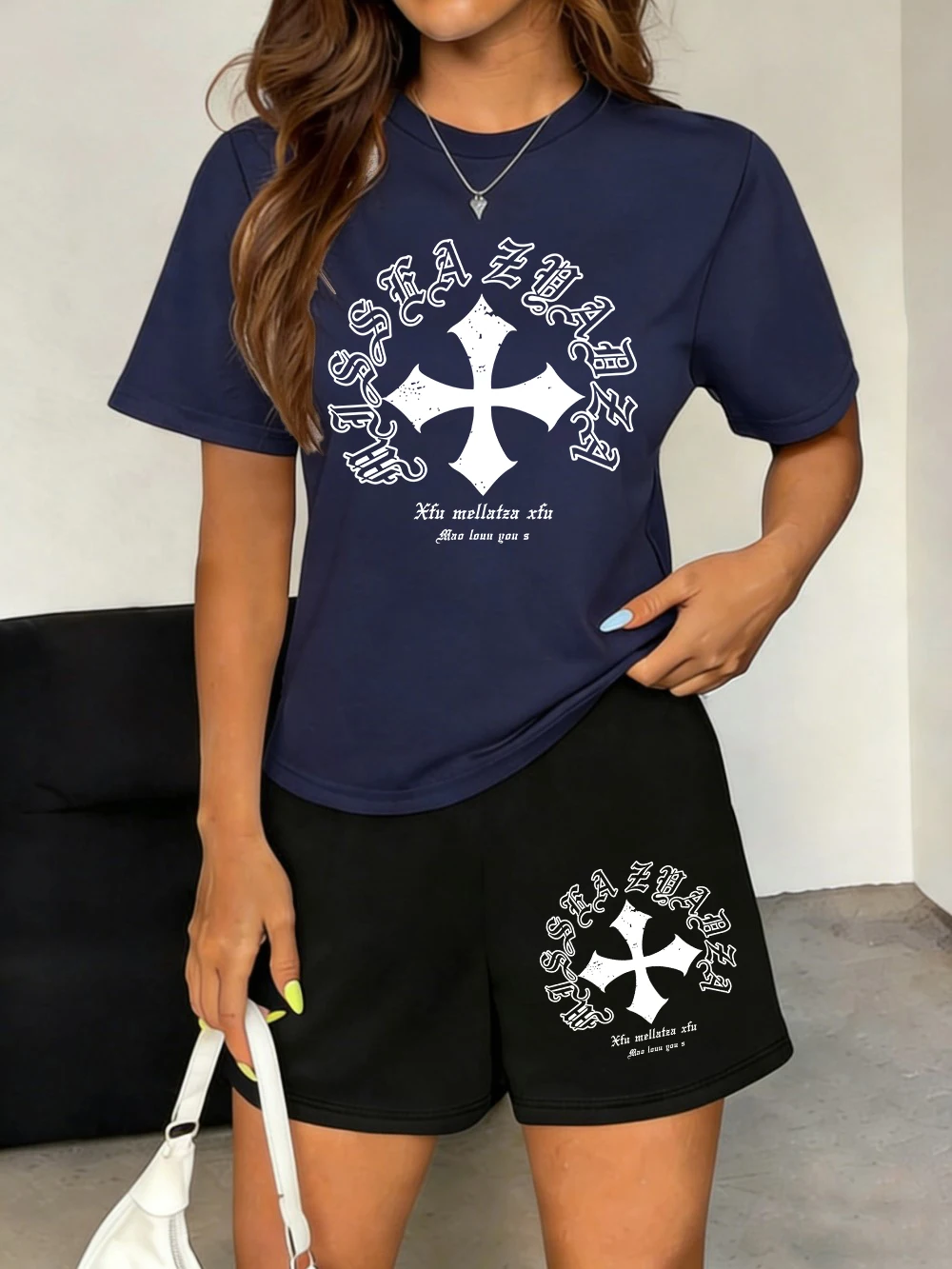 

Женский летний комплект из двух предметов: футболка с принтом в стиле арт-шрифтов и шорты с высокой талией, оверсайз, с карманами