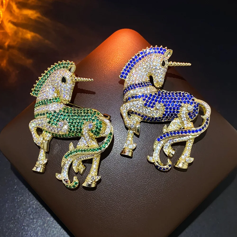 

Bling Genderless Emerad Sapphire Pony Brooch For Women Lucky Mascot Year of the Horse Charm Pendant Men Luxury Blessing Jewelry