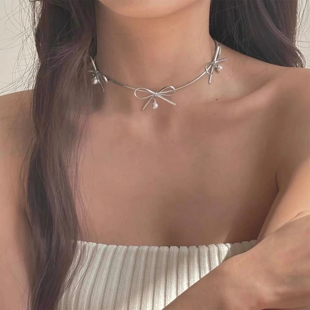 A niche pure desire style handmade bow, leather choker collar necklace, women's high-end pearl collarbone chain