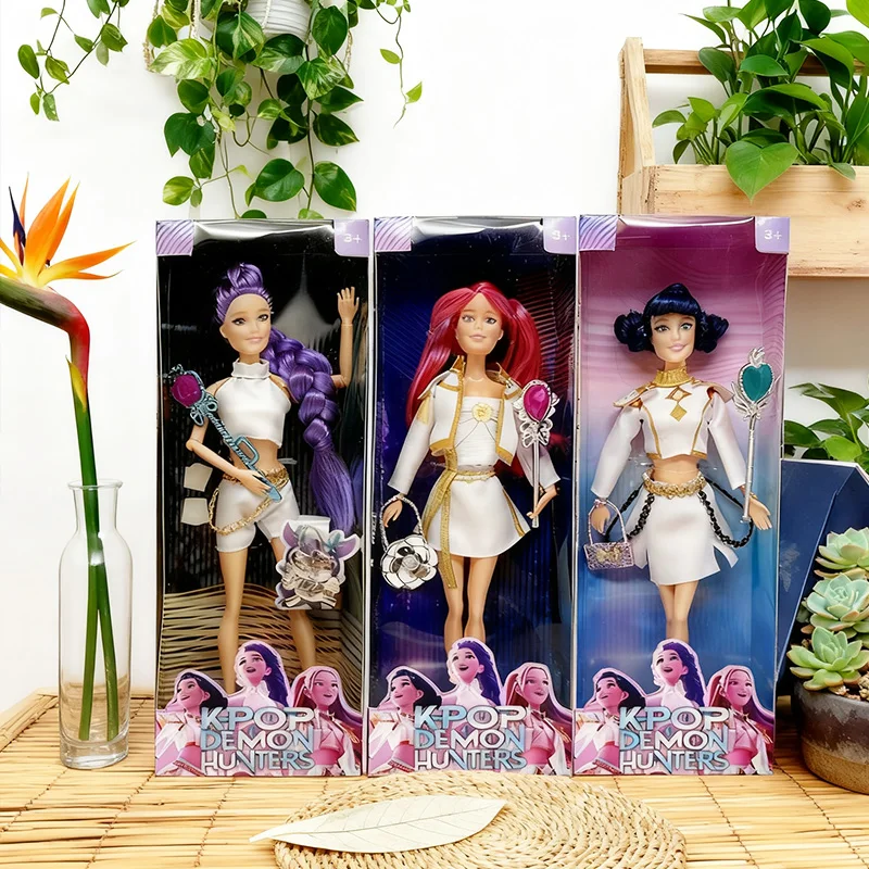 

﻿ Высококачественные куклы Kpop «Охотники на демонов», музыкальные тематические куклы Rumi Mira Zoey, белый костюм с волшебными палочками и сумками, рождественские подарки
