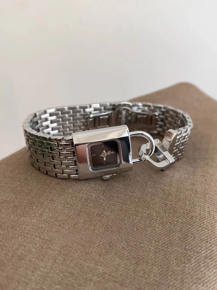 Orologio al quarzo da donna con design di nicchia con serratura vintage, personalità ad alto senso, tendenza della moda, temperamento della moda