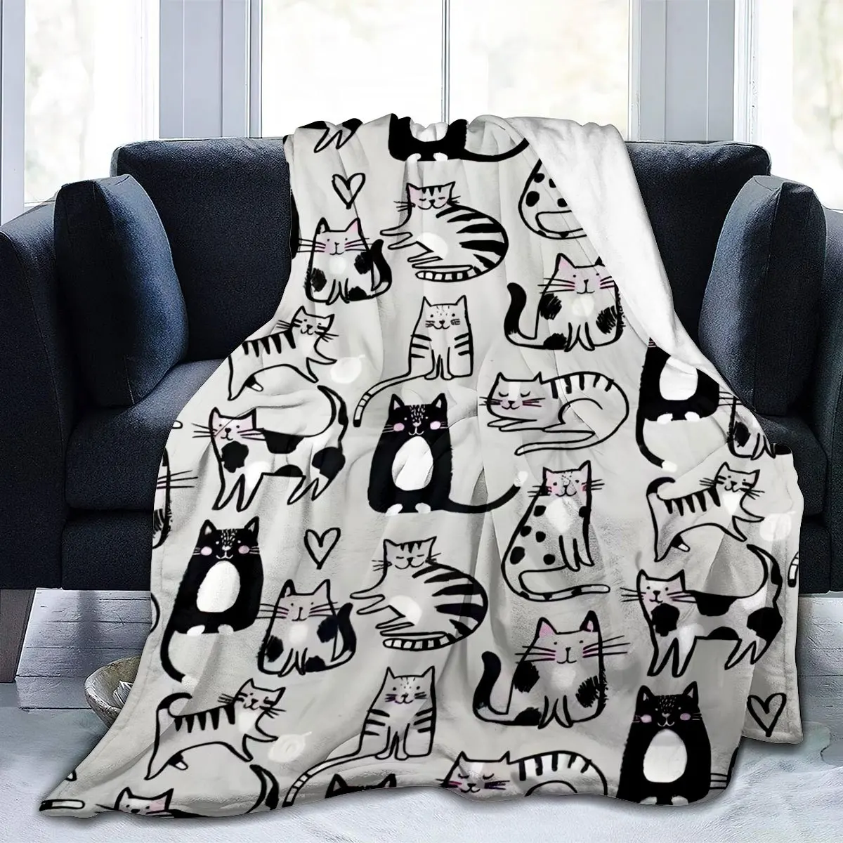 Hand-Painted Black & White Cat Print Flannel Blanket - Soft Suitable for All Seasons, Cozy Bedspread for, Warm Sofa Throw for Be