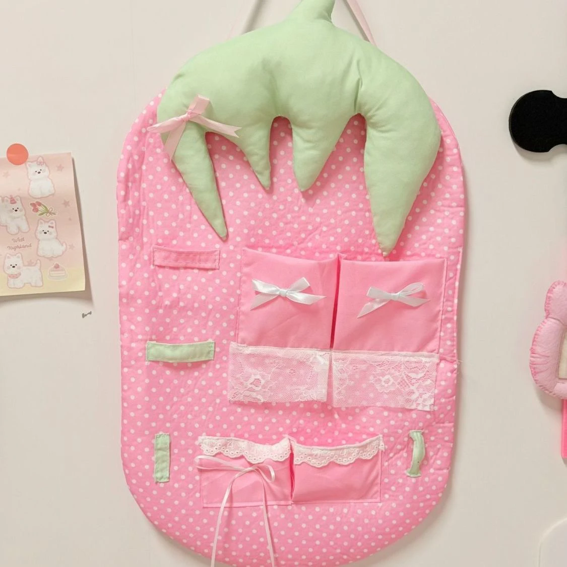 ที่เก็บของติดผนังทำมือสำหรับผู้ใหญ่ที่ชอบความน่ารัก ลายใบโคลเวอร์สี่แฉกและสตรอว์เบอร์รี พร้อมผ้าคลุมกันฝุ่น