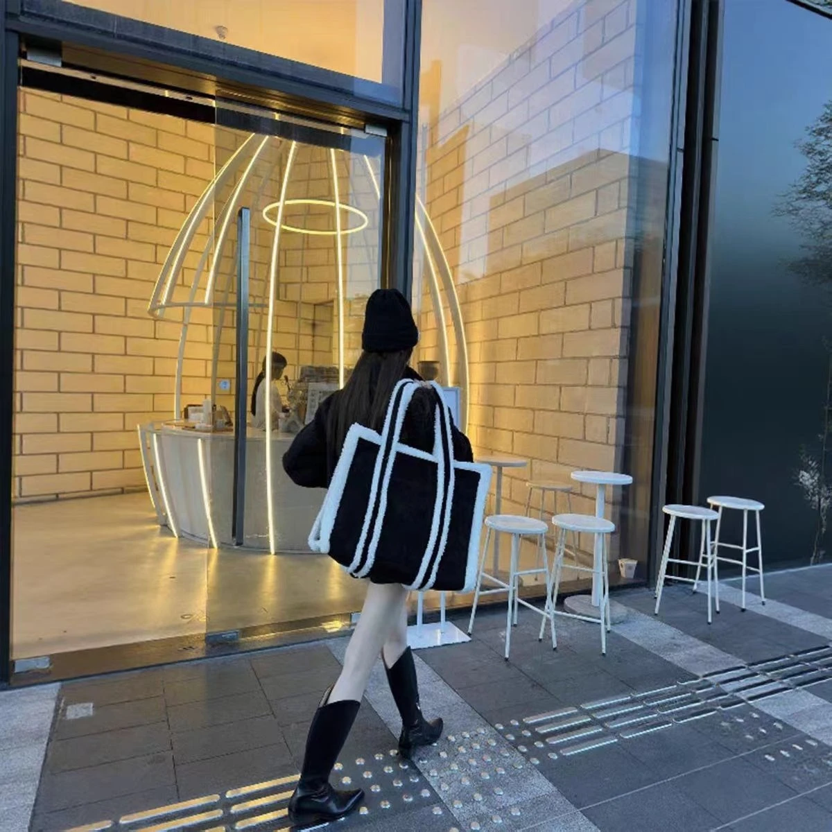 

lo Yoga Winterfun Tote Bag Daily Large Capacity Shoulder Bag Zipper Pocket Magnetic Seal Detachable Travel Storage Bag