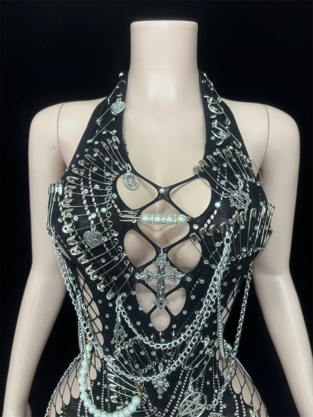 バックレスパフォーマンスステージ衣装ナイトクラブコスチューム女性用セクシーホルターネックノースリーブホローアウトプレイスーツハイストリートピン装飾