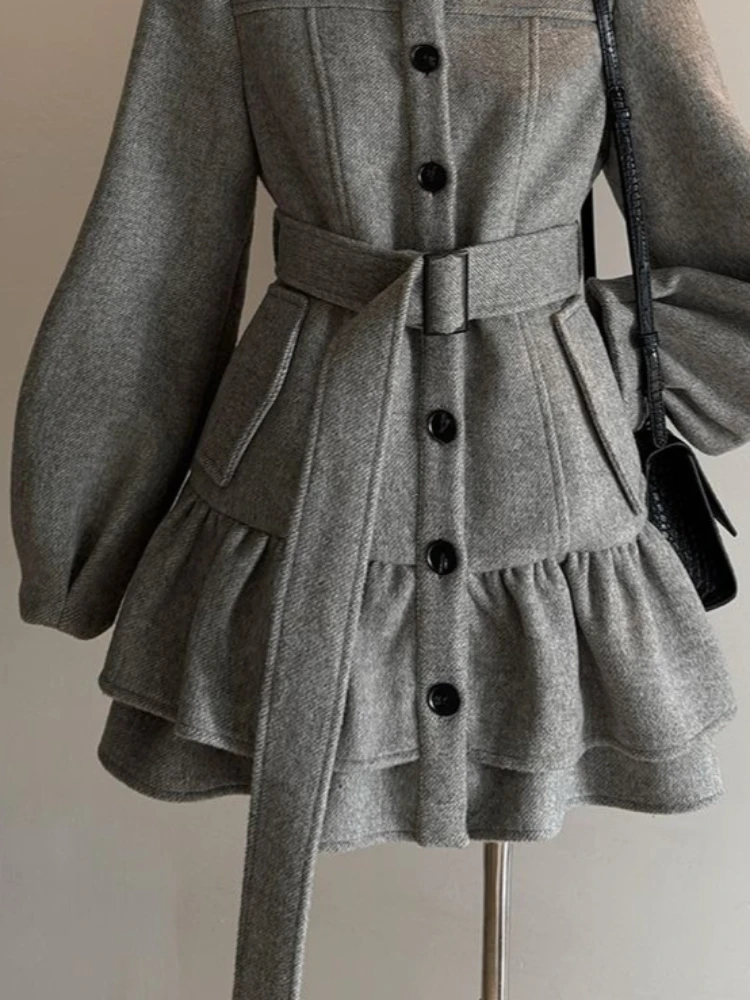 グレーのスリムなヴィンテージ風暖かい長袖ウールコート、ファッショナブルなデザイン、2026年春の新作オーバーコート、ヘップバーン風レトロエレガントな服