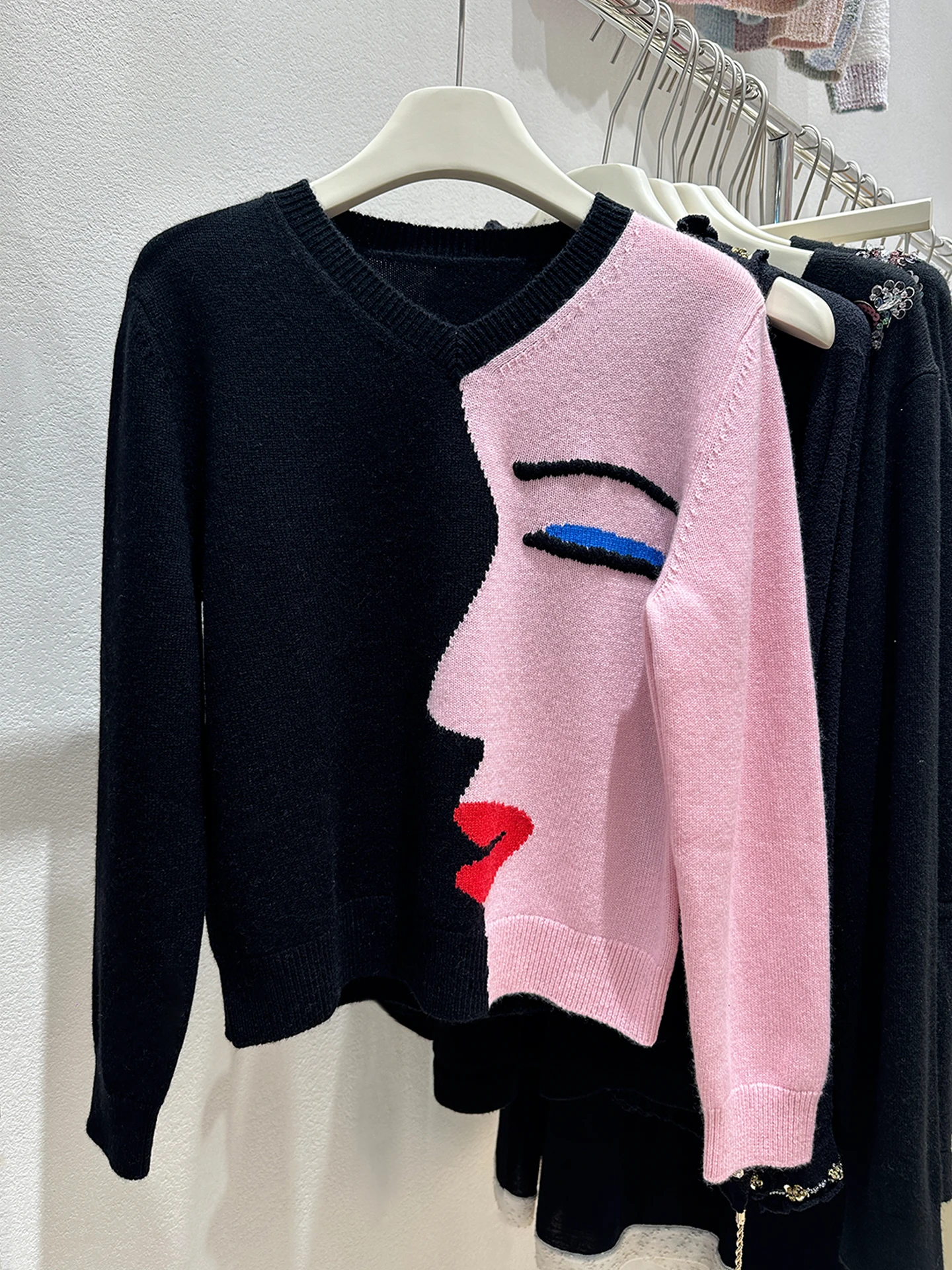 

Fashionable Personality Color-Block Face Pattern V-Neck Knitted Sweater for Women, Artistic Sense, Wool + Cashmere Sweaters