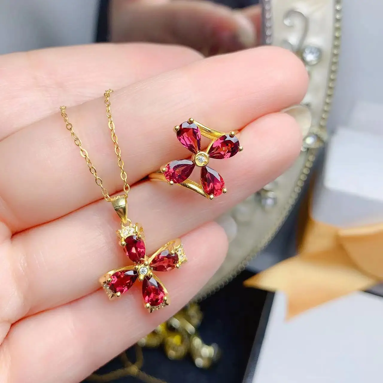 

Natural Pyrope Garnet Jewelry Pear Cut Set for Girl 4mm*6mm VVS Grade Garnet Ring and Necklace Pendant Plating with Gold