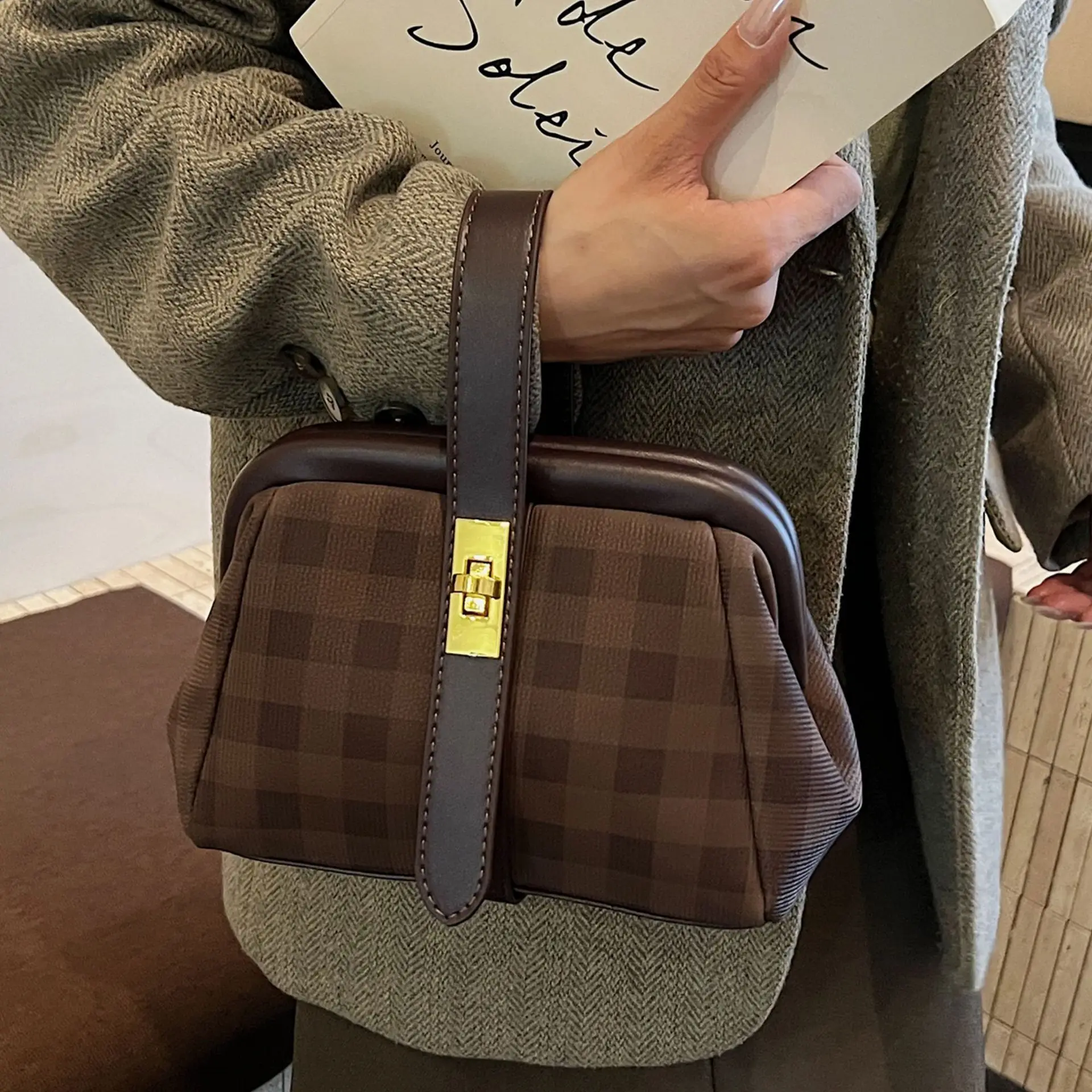 

New Matte Shell Bag for Women, Retro Clip Handbag, High-value One-shoulder Crossbody, Fashionable and Casual.