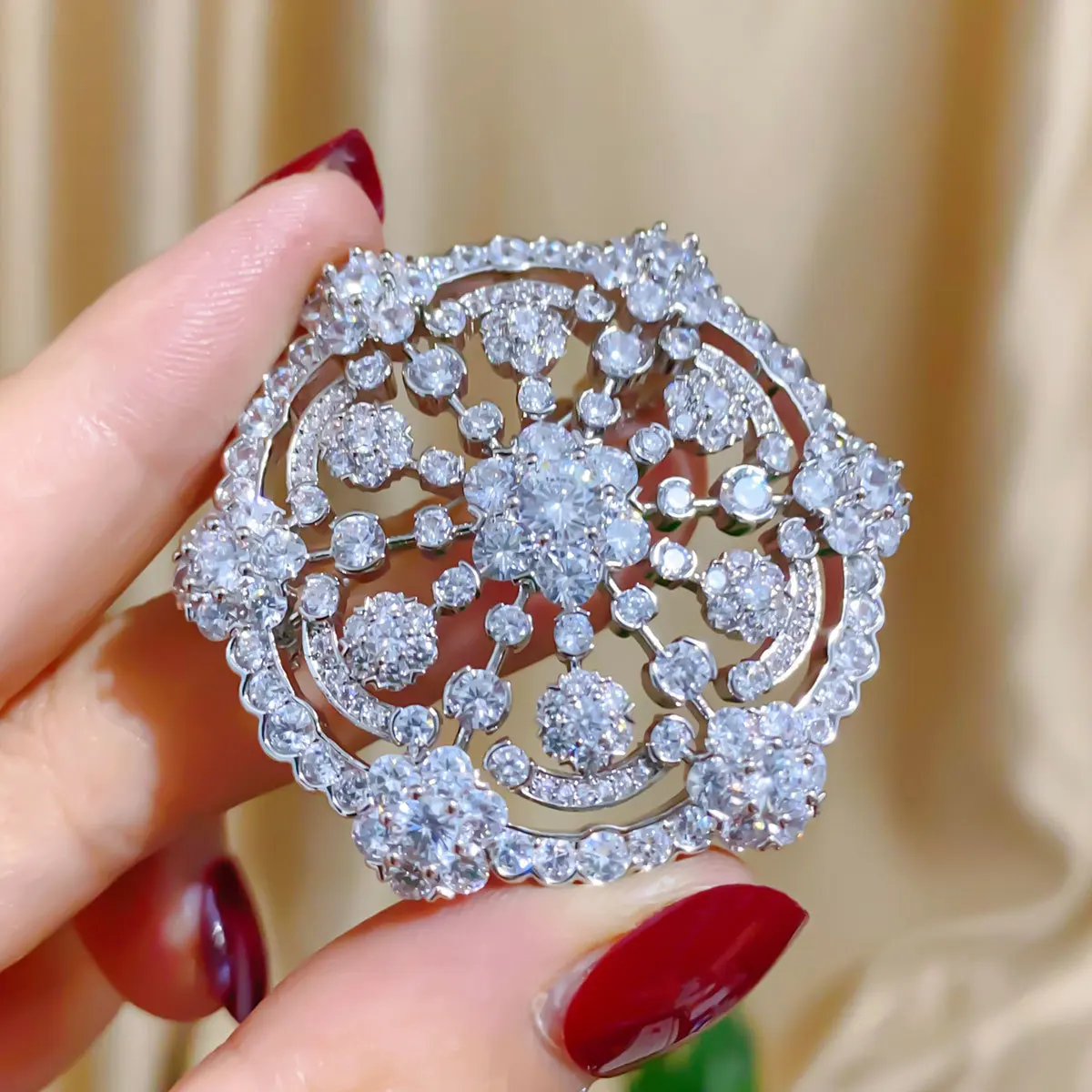 Autumn New Luxury Zircon Fashion Temperament Round Fan-shaped Brooches for Women Retro Geometry Flower Accessories Badge Pins