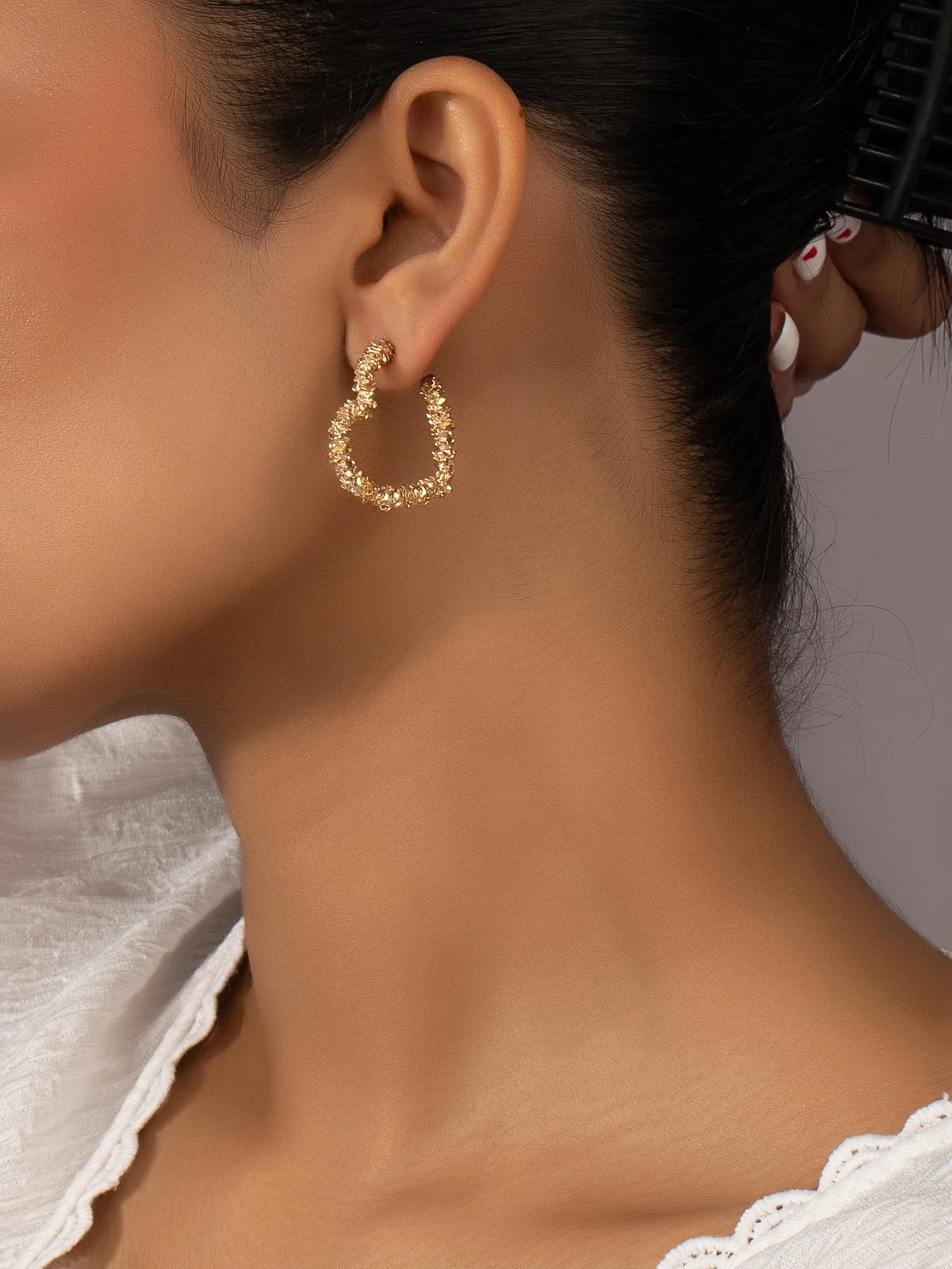 

Текстурированные серьги-кольца золотистого цвета с блестящими кристаллами