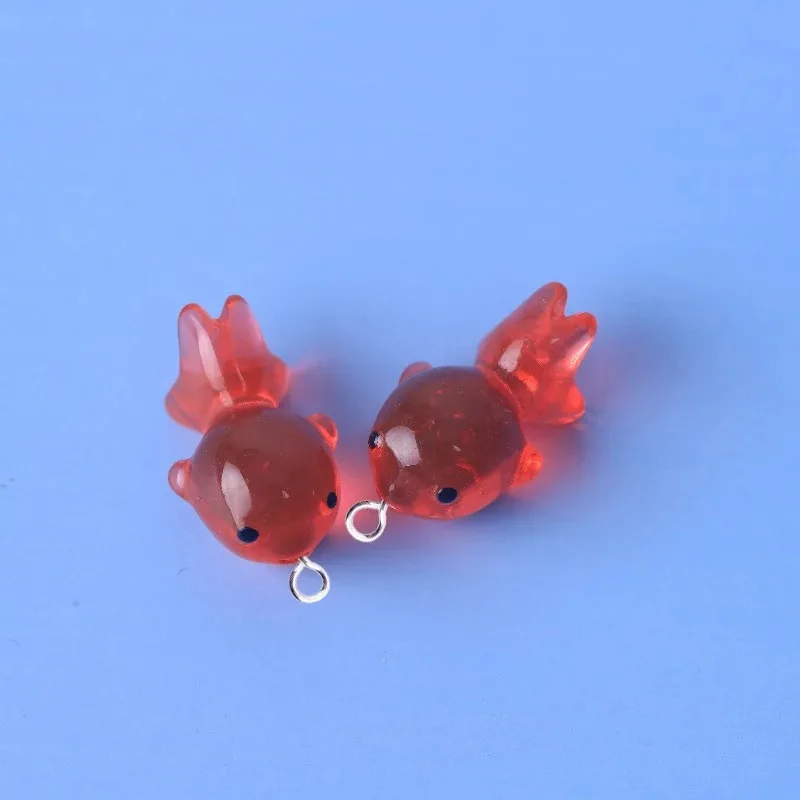 10 Pièces de Pendentifs en Résine Poisson Rouge Lumineux 3D Colorés, Petits Breloques Poisson pour la Création de Boucles d'Oreilles, Colliers et Porte-clés DIY
