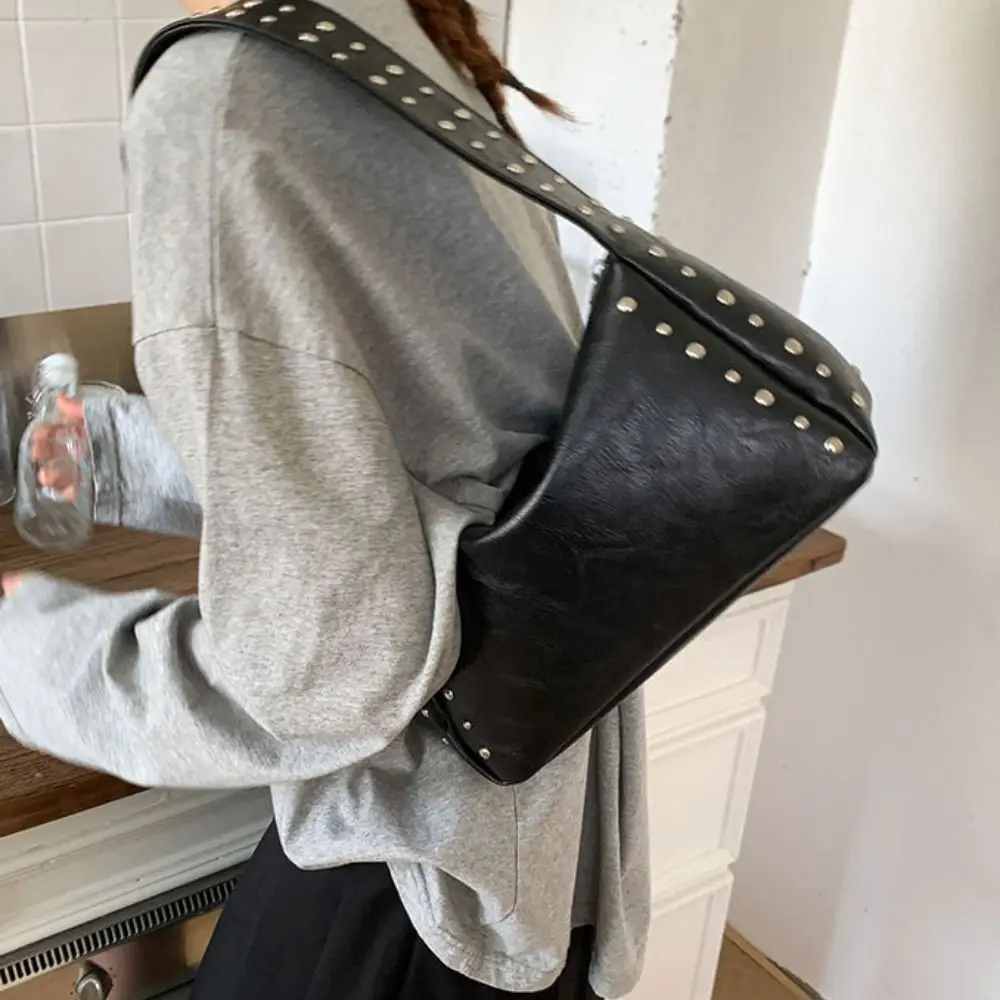 

Portable Spicy Girl Style Retro Rivet Handbag French Leisure Pillow Underarm Bag Punk Solid Color Commuting Shoulder Bag Winter
