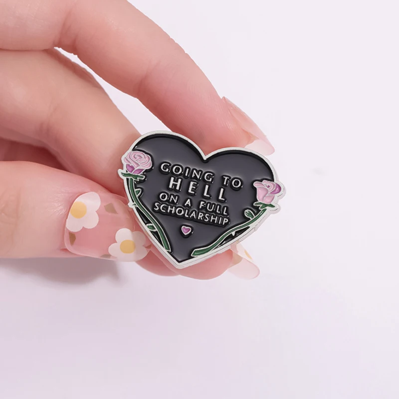 Alfileres esmaltados de ir al infierno en una escuela completa, broches personalizados de corazón negro y rosa, insignias de solapa, joyería Punk divertida, regalo para amigo