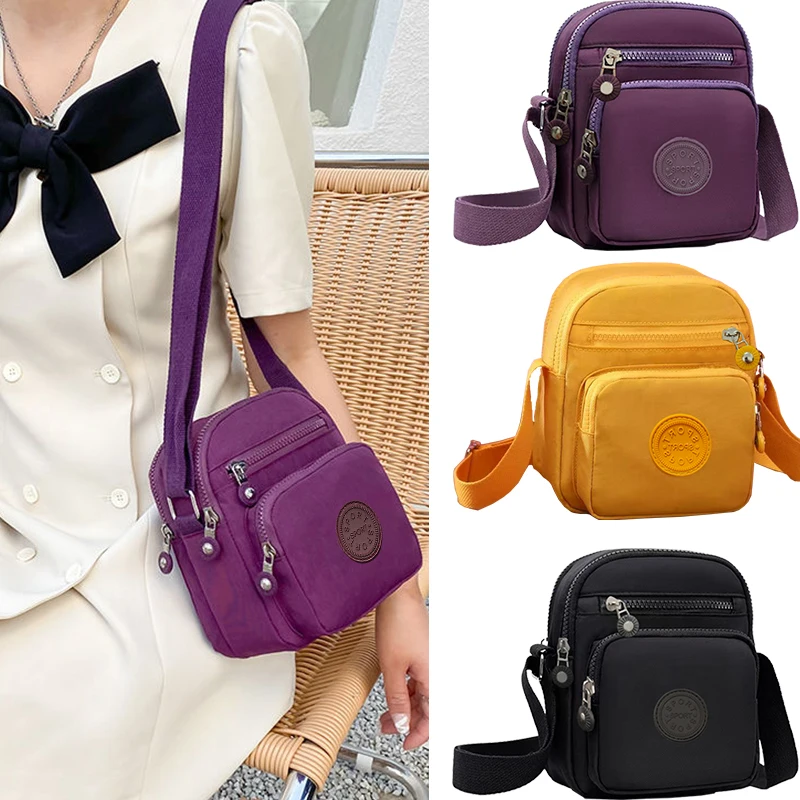 

The neutral color tote bag with a single shoulder strap and round logo design is suitable for travel and photography.