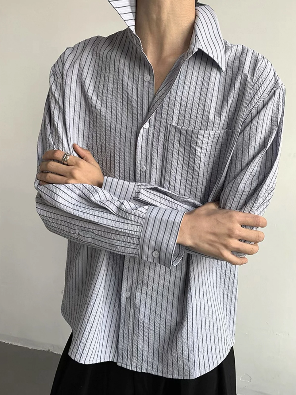 

Повседневная свободная полосатая одежда в корейском стиле Sle Lazy Fold Design для мужчин и женщин, праздничная солнцезащитная верхняя одежда Long Sve