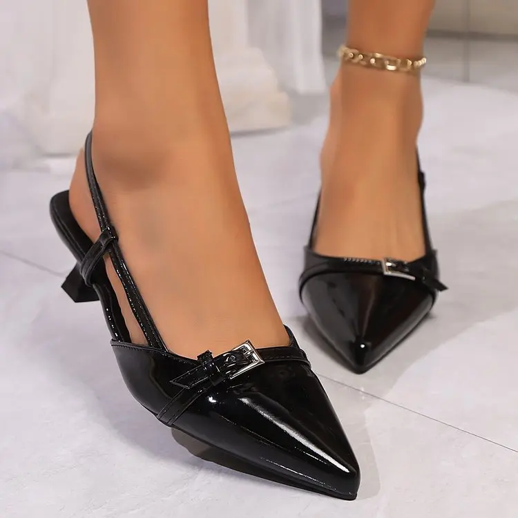 أحذية نسائية صيفية جديدة لعام 2025 صنادل جلدية سهلة الارتداء بمقدمة مدببة بإبزيم كعب متوسط أحذية مطرزة صنادل نسائية #2