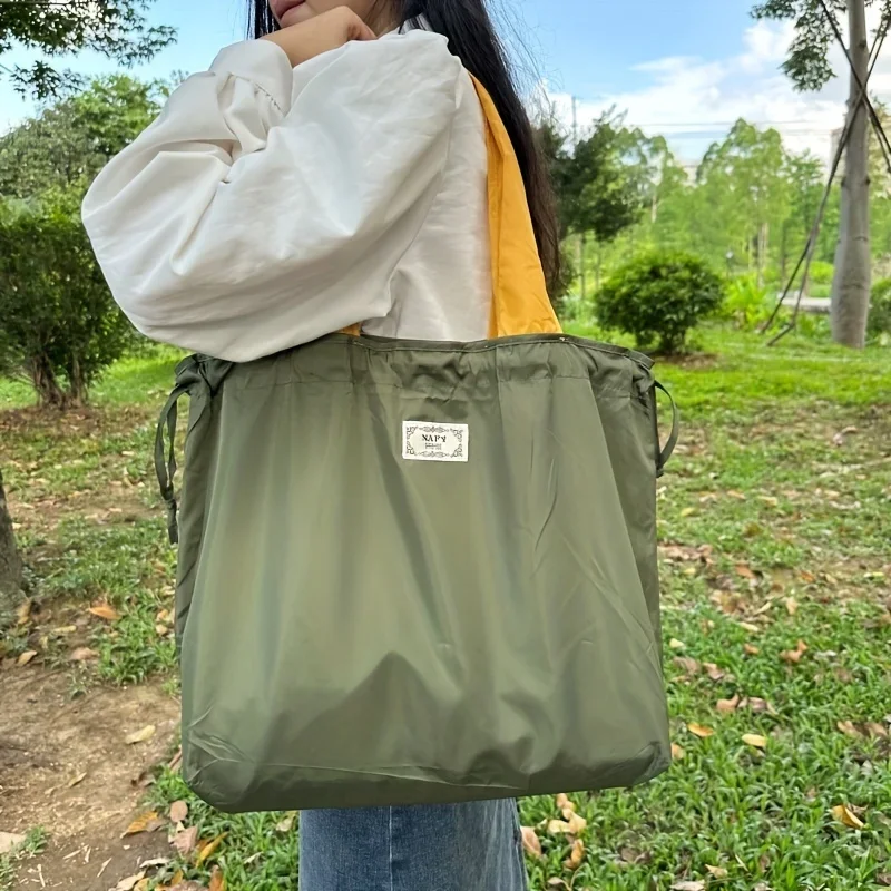 

Складная нейлоновая большая сумка, армейский зеленый. Легкая, большая вместимость и застежка на шнурке для покупок, путешествий и занятий спортом. Красный