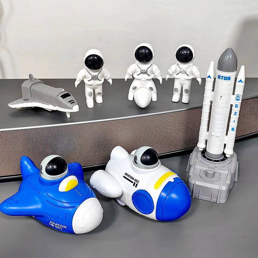 ชุดของเล่นธีมอวกาศสำหรับเด็กผู้ชาย สามารถปล่อยกระสวยอวกาศได้ นักบินอวกาศ 3 คน และชุดประกอบด้วยจรวดและยานอวกาศ