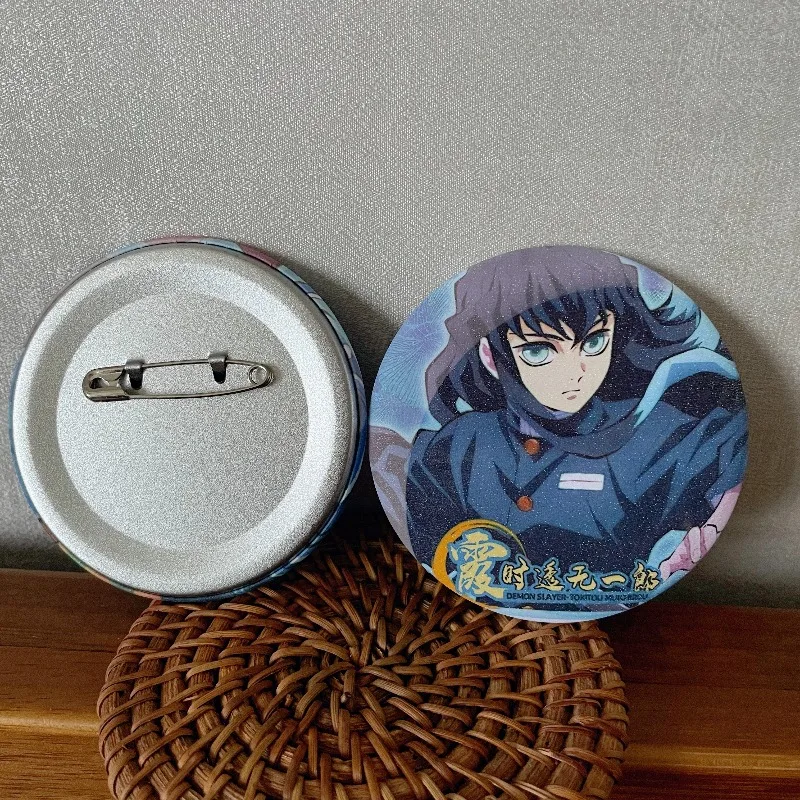 Demônio slayer laser broche tokitou muichiro anime figura de ação figural roupas mochila pino decoração bonito menino presentes natal