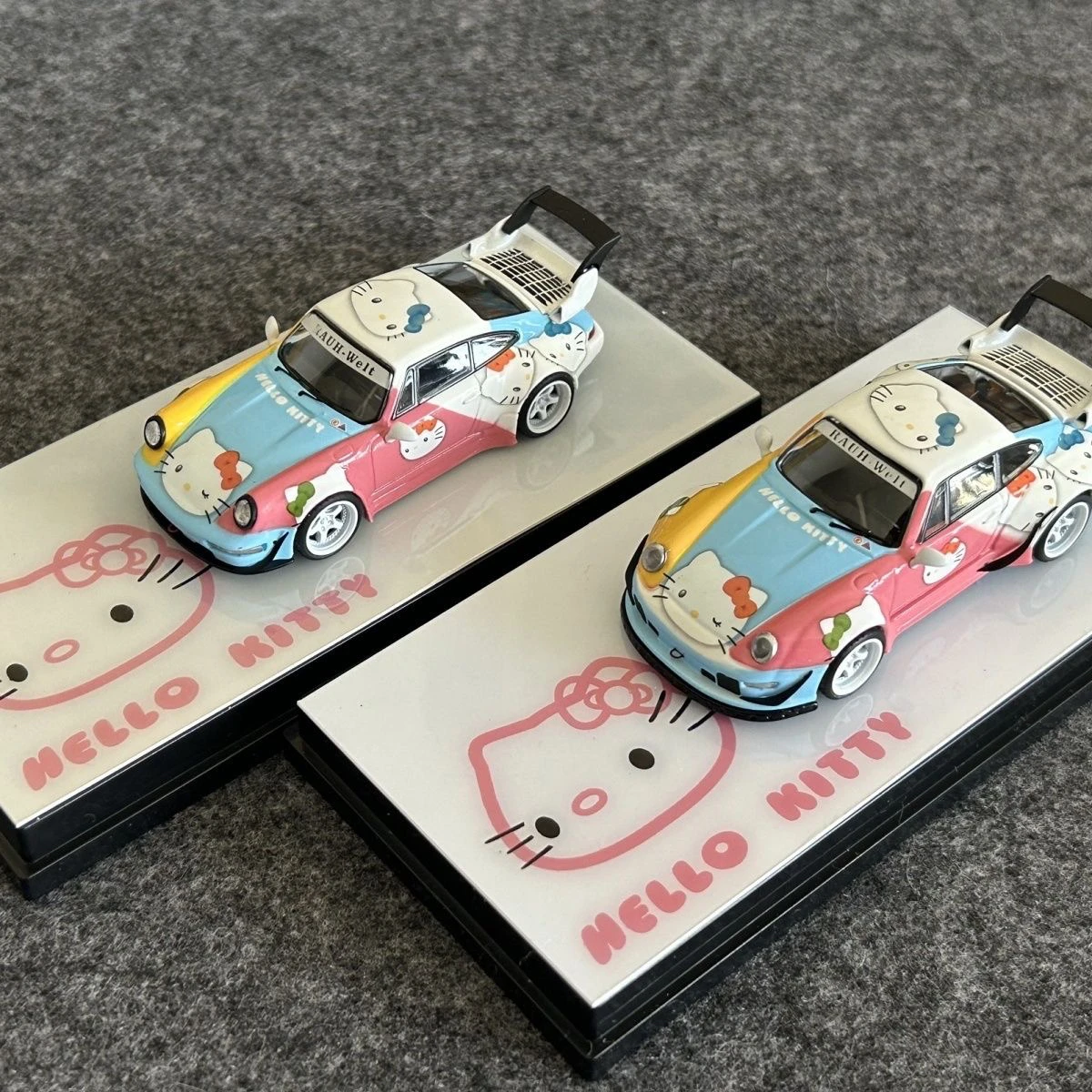 

Литой под давлением масштаб 1:64 Porsche RWB 993 964 HelloKitty, мультяшный кот, модель автомобиля из сплава, Коллекционная игрушка, подарок, сувенир, украшение для дисплея