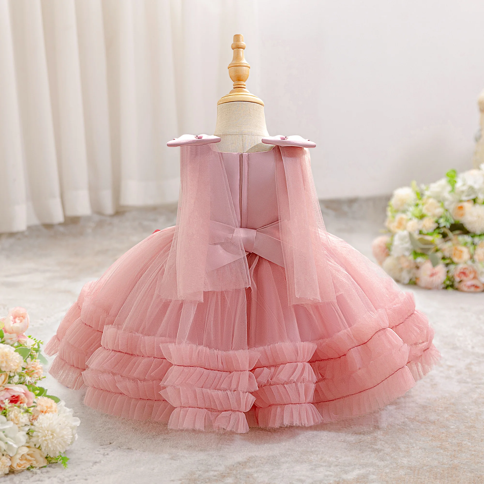 Babykleid mit Schmetterlingsdesign und Tüllrock, perfekt für Baby's Jubiläum oder Geburtstagsfeier. – Detail 10