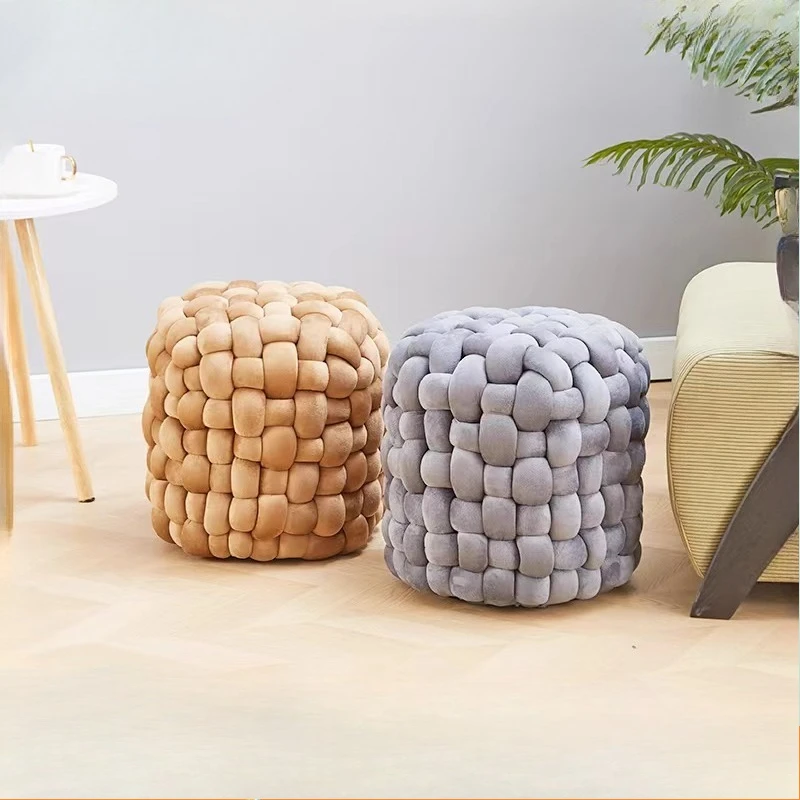 Taburete nórdico moderno tejido a mano de Rubik's Cube, taburete de asiento de viento color crema, pedal, taburete para cambiar zapatos, taburete de maquillaje, taburete de belleza
