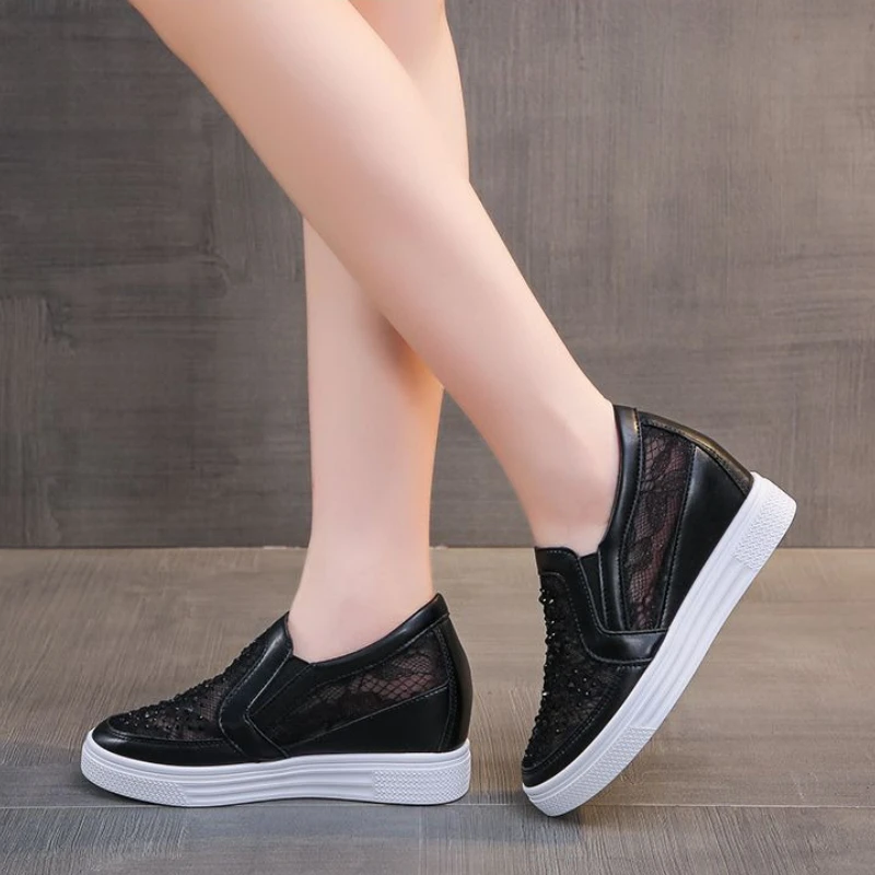 

Женские сетчатые кроссовки, увеличивающие рост, лето 202, дышащие повседневные белые туфли без шнуровки на танкетке с полой танкеткой