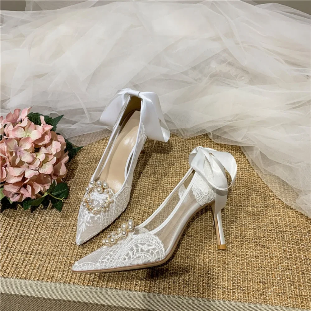 Tacones blancos Vestido francés Zapatos de boda Zapatos de dama de honor de encaje Tacones altos puntiagudos blancos Zapatos de novia con diseño de aguja para mujer