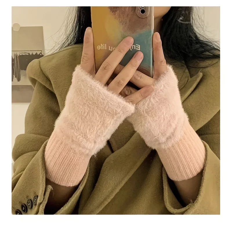4/2 Pairs of Randomly Colored New Ins-Style Half-Finger Plush Gloves, Which Look Great with Coats, Sweaters, and Sweatshirts, and Are Perfect for Daily Commuting, Classes, and Shopping. They Are Suitable for Personal U