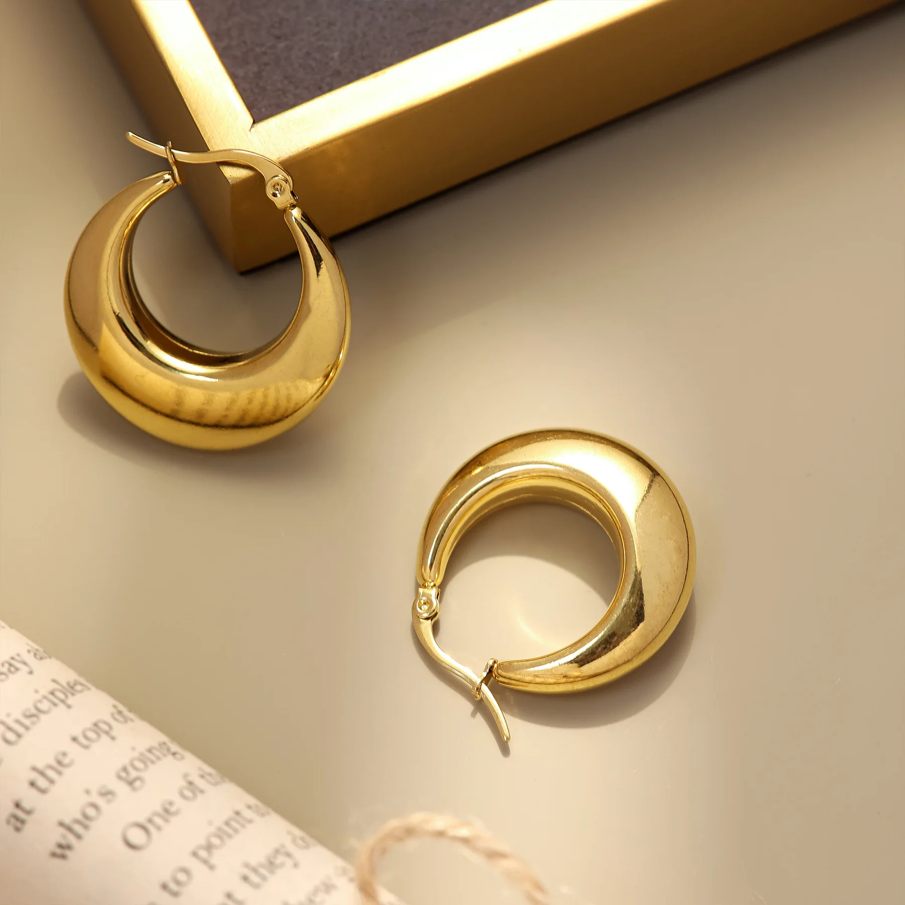 

Women's Fashion High-End Stainless Steel Geometric Solid Smooth Earrings Gold Ear Buckle Simple Elegant Sense