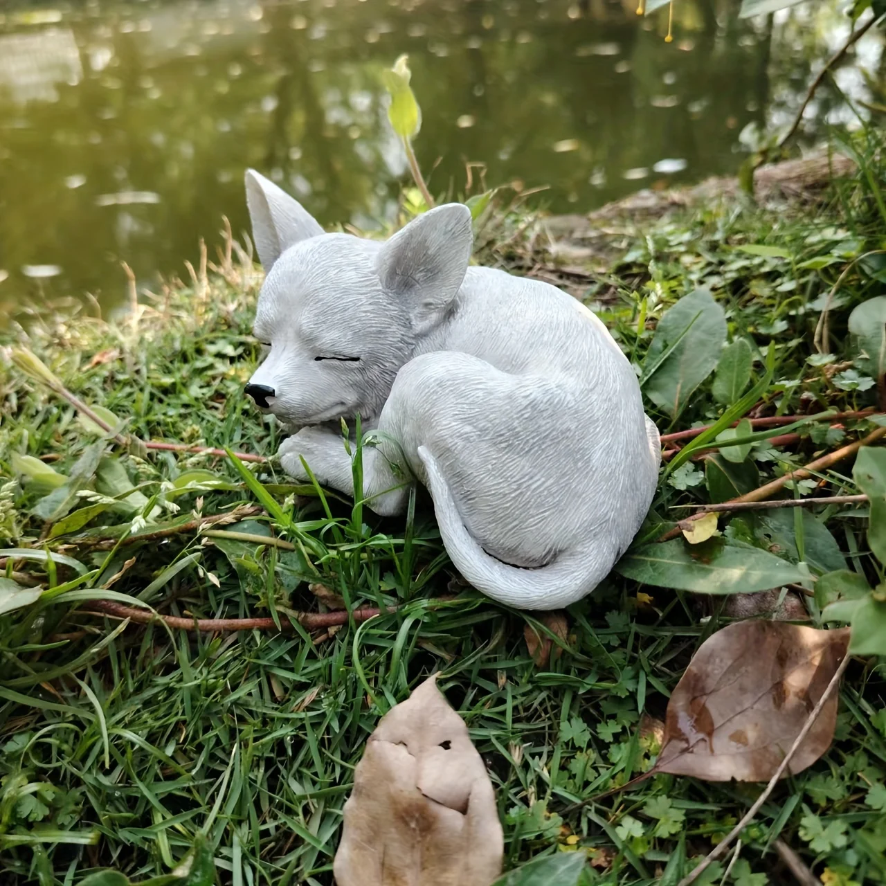 1pc Collectible figurine, Chihuahua dog statue for outdoor garden decoration, used for outdoor garden decoration, lawn decoration, terrace decoration, used as a pet memorial sculpture, paired with succulent plant pot ornaments