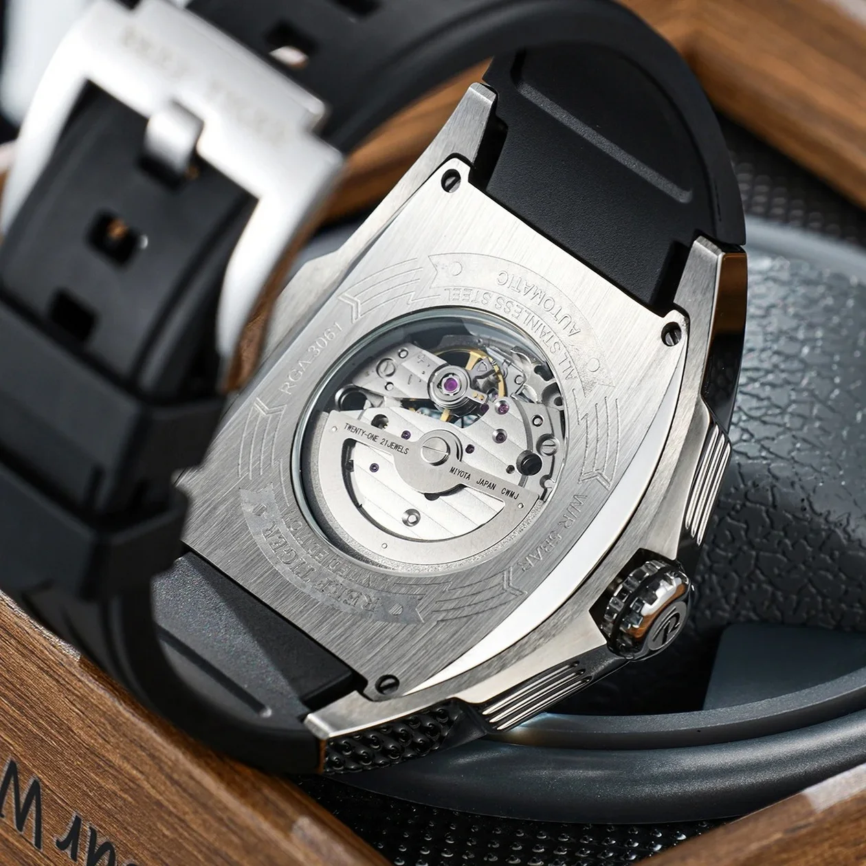 Reef Tiger Men นาฬิกาอัตโนมัติ 42.3 มม.Tonneau นาฬิกาข้อมือ Luminous Black Panther Dial Sapphire Mirror