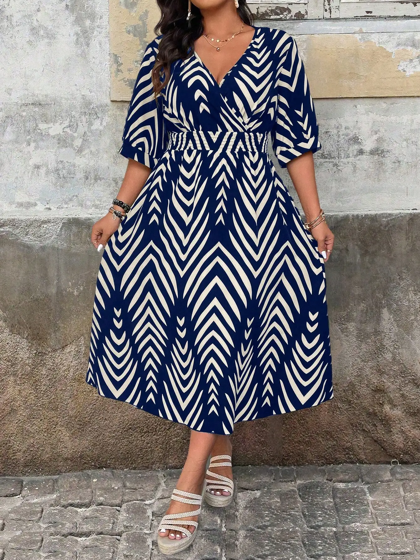 

Элегантное летнее платье с коротким рукавом и принтом