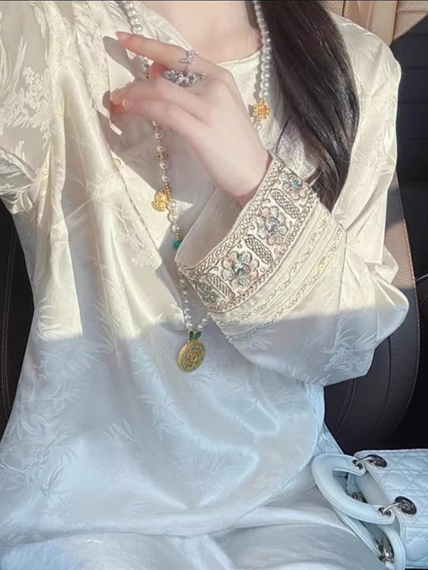 

Женский традиционный китайский топ из атласа с вышивкой, нежным цветочным узором, круглым вырезом и рукавами 3/4.