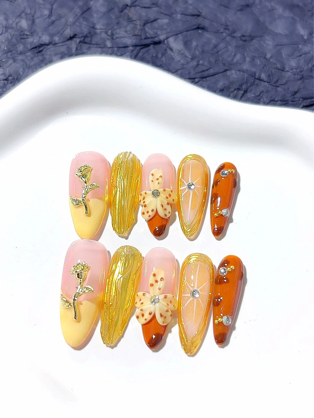 

Gold Inlaid Flower High-End Nail Art Fashion Manicure (D284)