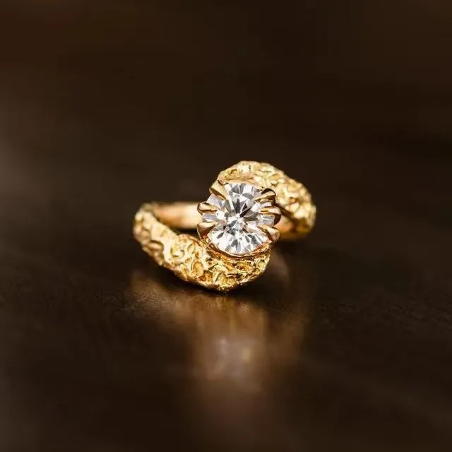 Exquisite 18k Gold Flower Engraved Signet Ring Women Vintage Romantic Wide Band Ring