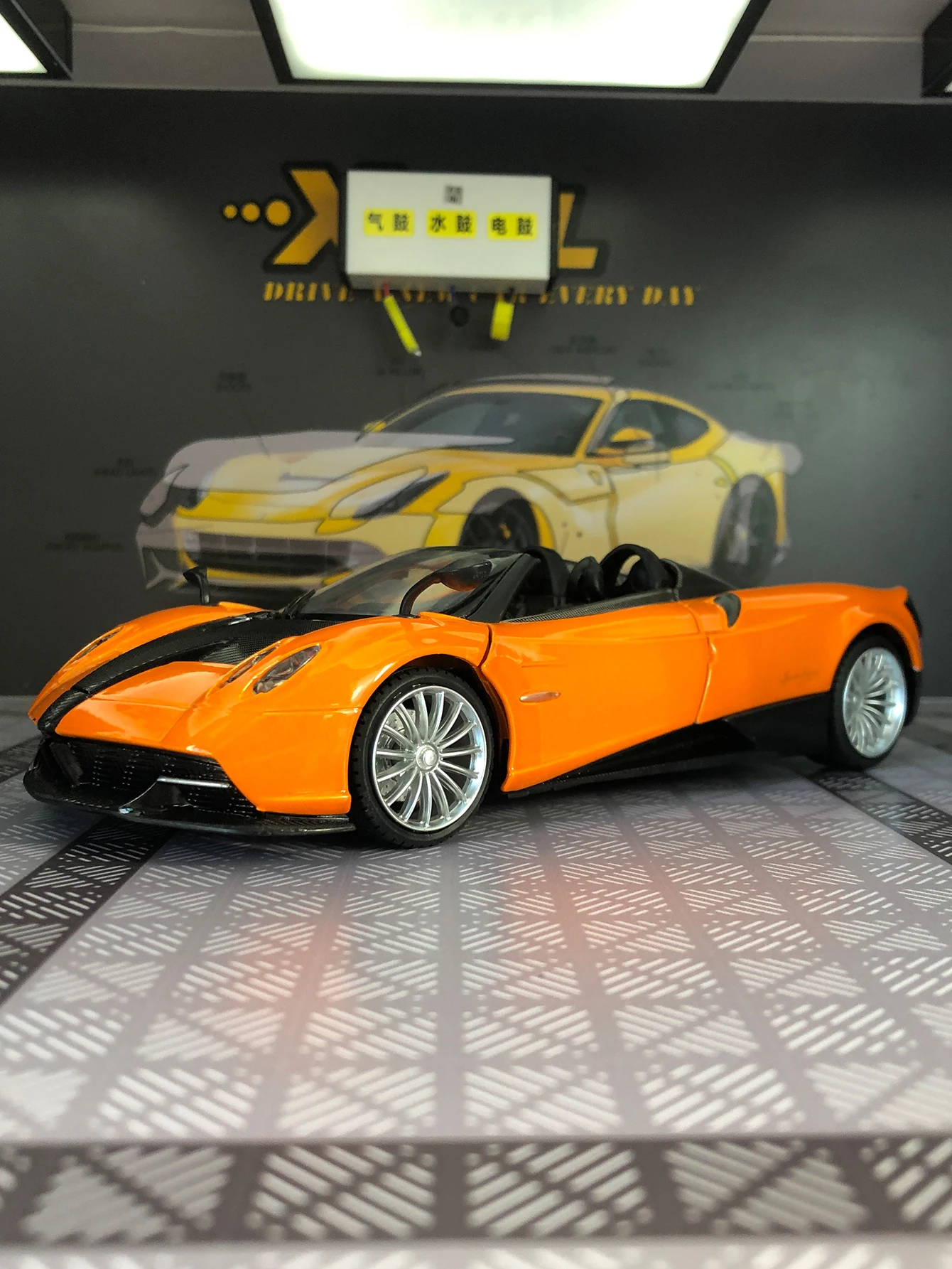 

Модель автомобиля Pagani Huayra Roadster из цинкового сплава, масштаб 1:24, статическая модель, металлический коллекционный подарок.