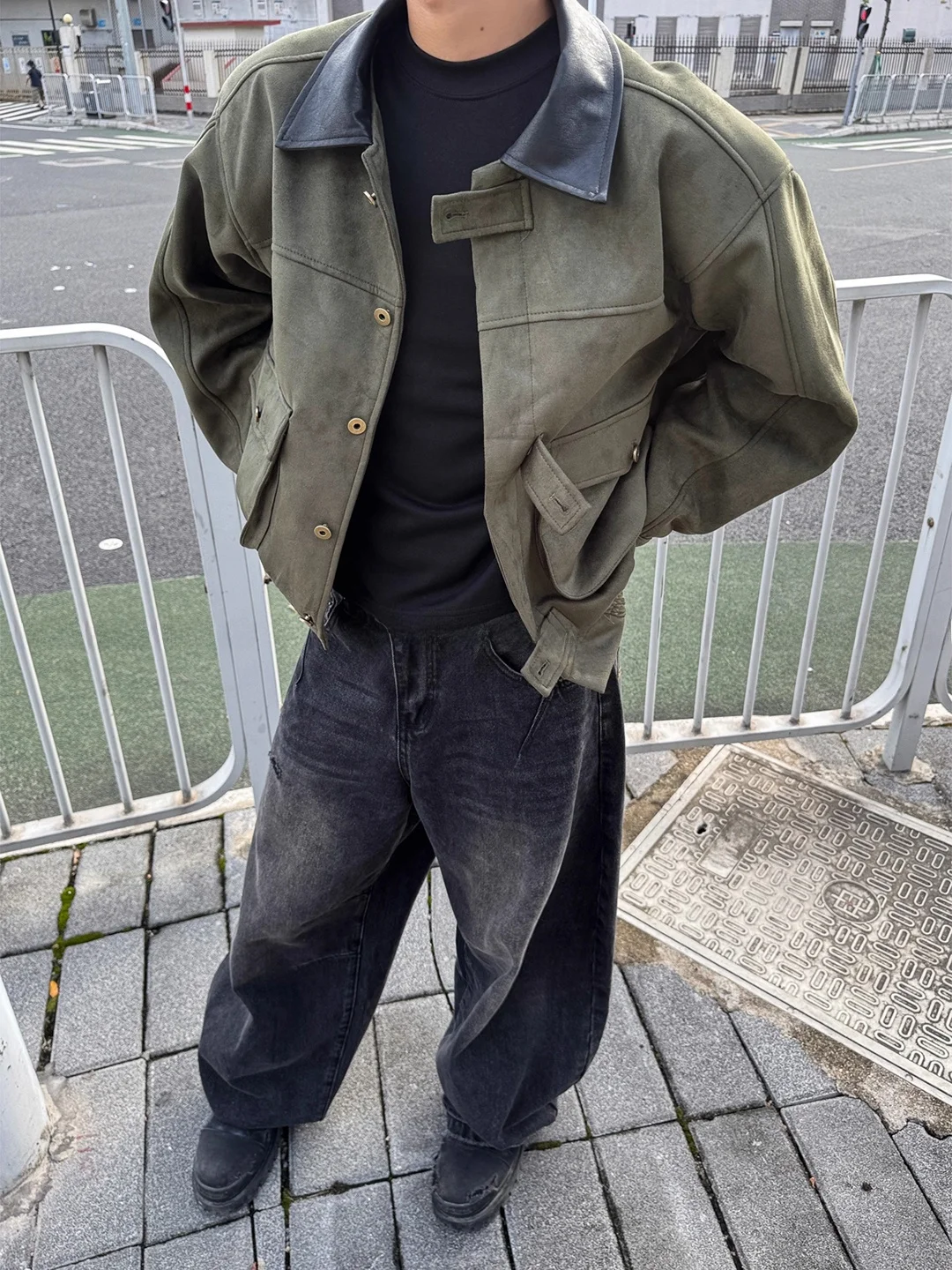 

Мужская осенняя рабочая куртка из замши в стиле милитари с большими карманами и цветовыми блоками