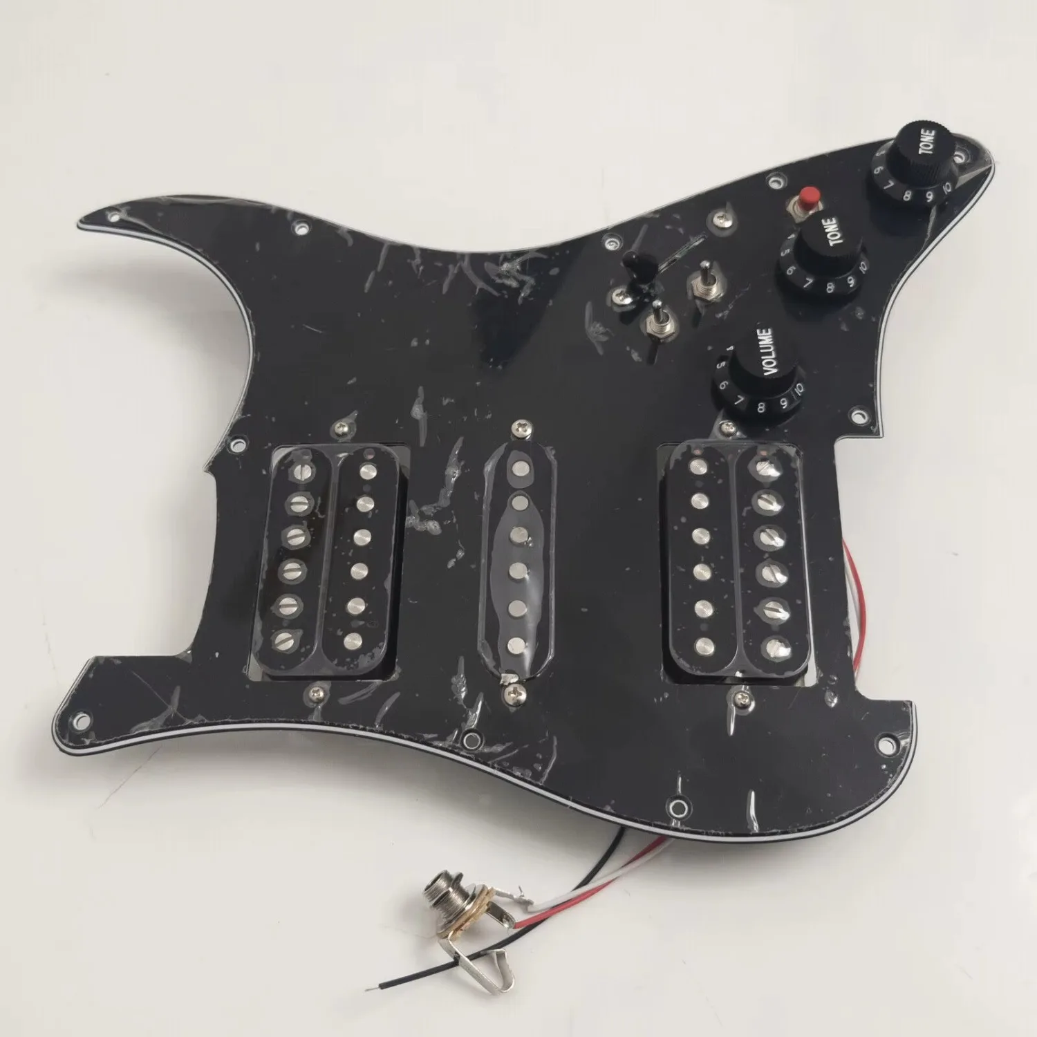 Pickguard محملة مسبقًا مع تقسيم الملف ألنيكو 5 هامبوكر التقاطات لقطع غيار الجيتار الكهربائي ST