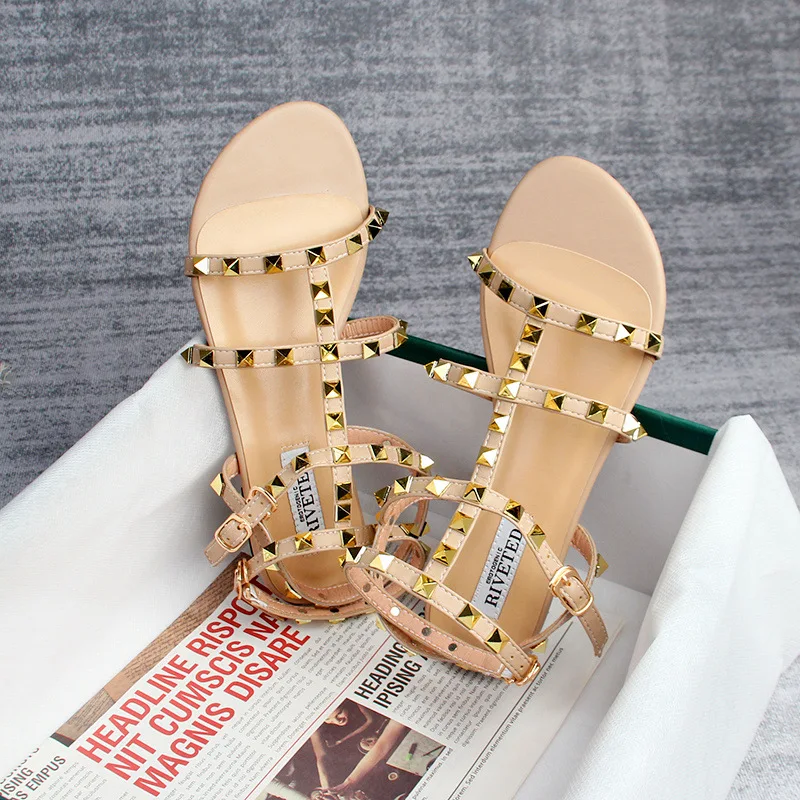 

2025 Summer New Fashionable Rivet Shoes Korean Edition Round Head Sexy Large Size Sandals Flat Sandals